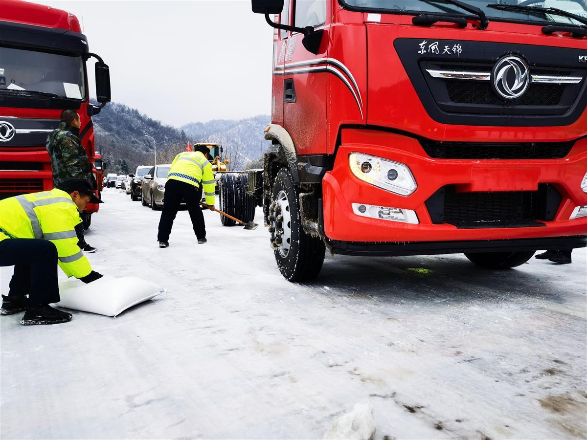 湖北十堰:冰天雪地货车被困,交警联合路政紧急救援解忧
