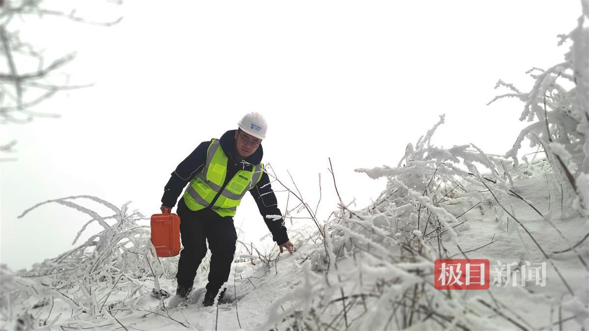 网络保障人员艰难行走在雪地中进行通信设施巡检.jpg