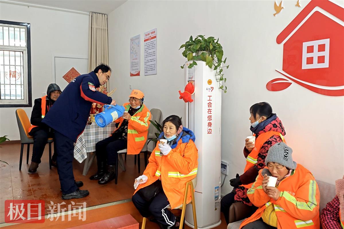 中国石化湖北荆州江津西路加油站的爱心驿站为铲冰除雪的环卫工人提供暖心服务（通讯员供图）.jpg
