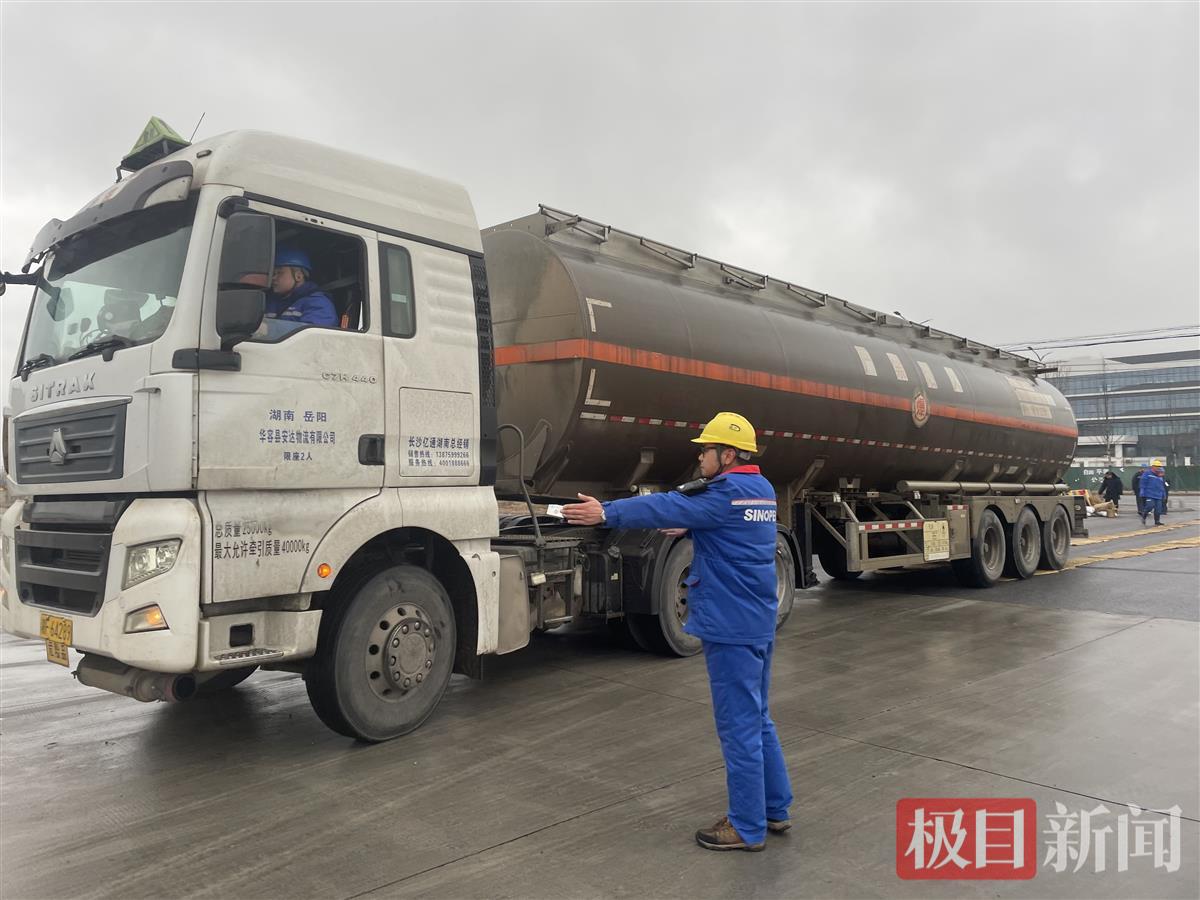 中国石化湖北荆州油库积极调配成品油，确保雨雪冰冻天气下的能源供应（通讯员供图）.JPG