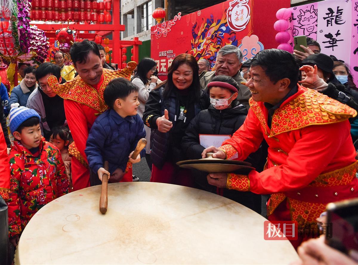 高龙巡演成员与观众互动.JPG