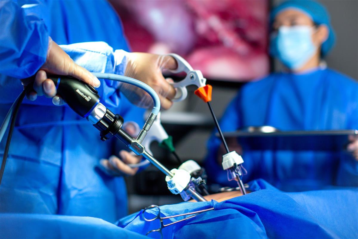 无影灯中间的是什么科技成果“唤醒记”：手术医生的高清“第三只眼”这样炼成_https://www.jmylbn.com_新闻资讯_第3张