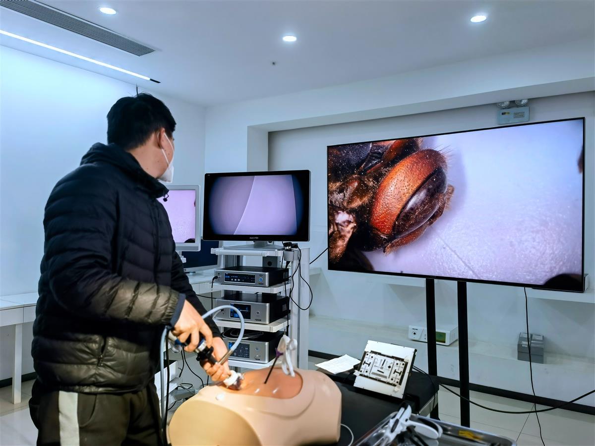 无影灯中间的是什么科技成果“唤醒记”：手术医生的高清“第三只眼”这样炼成_https://www.jmylbn.com_新闻资讯_第1张