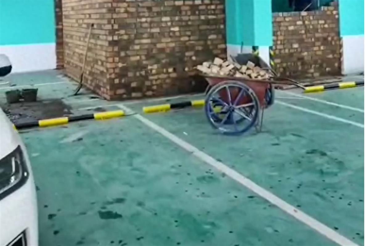Ａ业主花9万买车位砌墙盖房.png