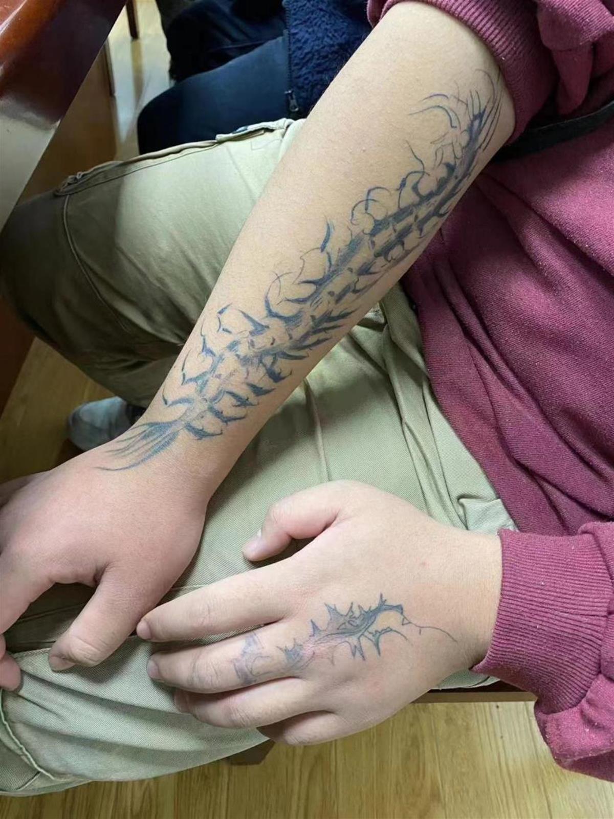 文身店收千元为16岁男孩文了一条大蜈蚣,结果被诉赔2万元清洗费