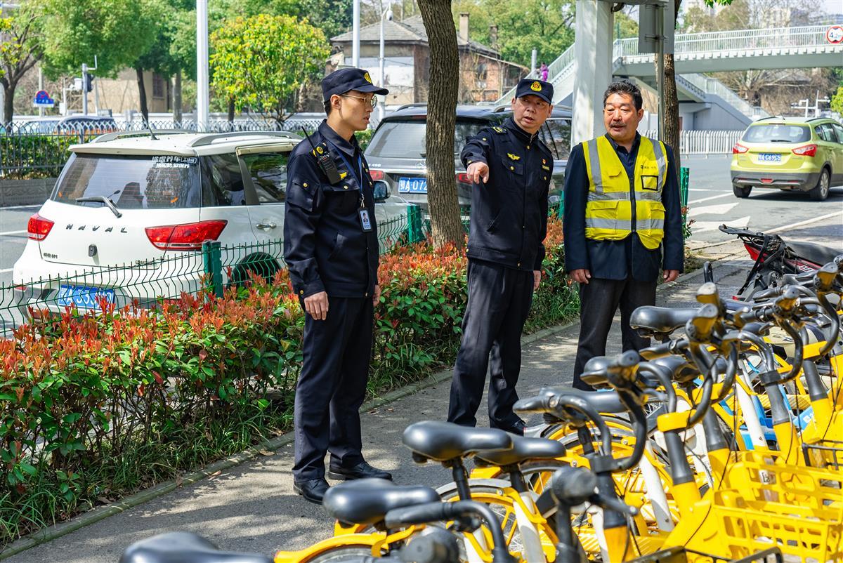执法人员调度单车企业维持单车停放秩序.jpg