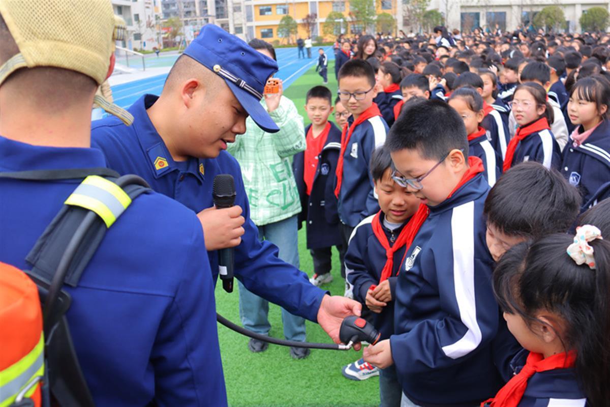 消防救援人员讲解空气呼吸器功能和使用方法.jpg