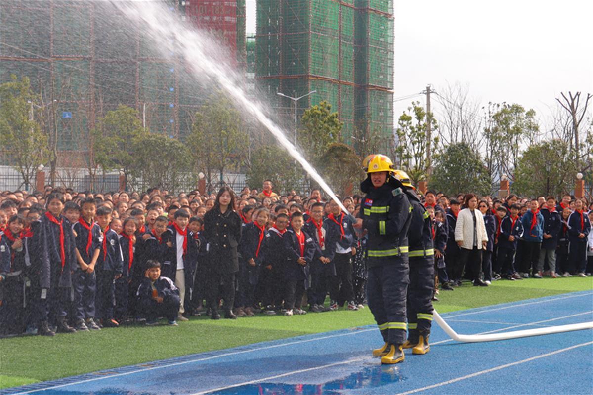 消防救援人员演示单干线出水操法.jpg