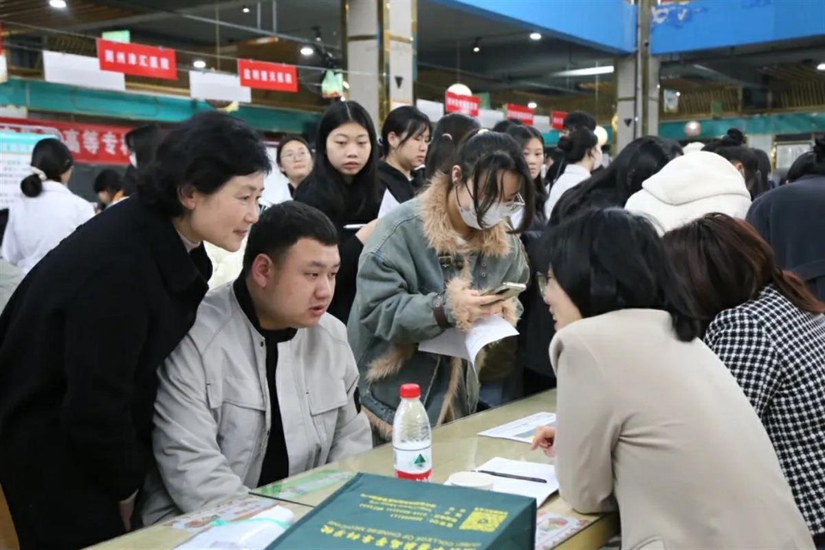 互联网,服务业等多个领域,吸引全市各大高校的2000余名大学生现场求职