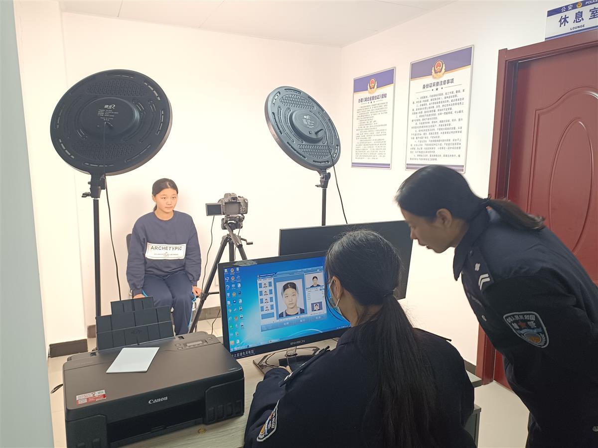 田沟警务室民辅警正在开展身份证“多拍优选”服务 (2).jpg 田沟警务室民辅警正在开展身份证“多拍优选”服务 (2).jpg