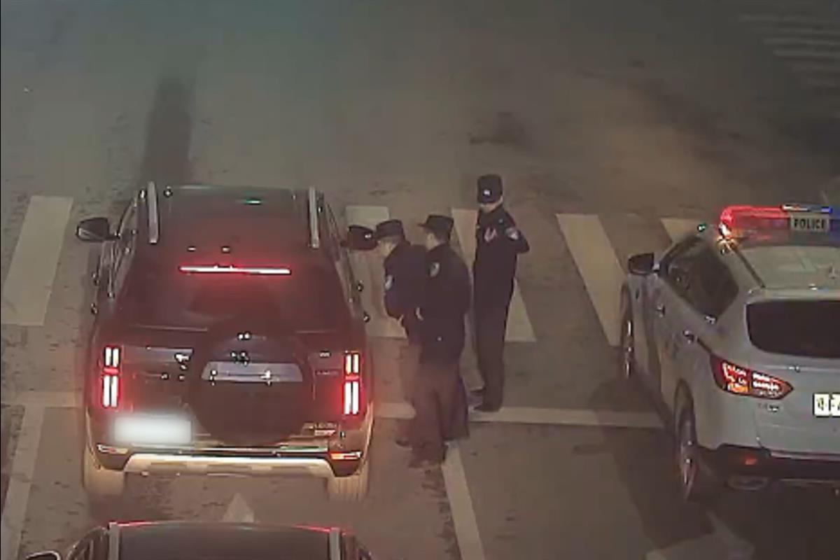 图一 敲车窗叫醒司机.png