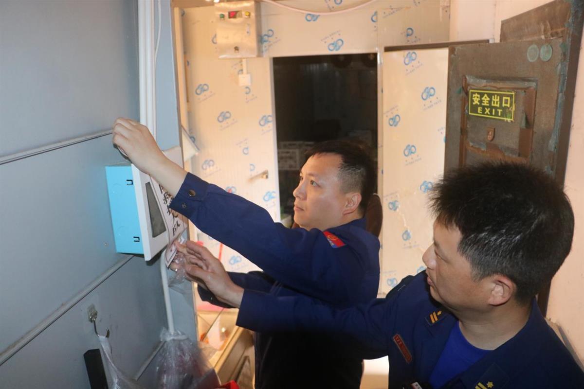 消防监督员在配电箱张贴临时查封封条(通讯员 陈园 摄).jpg 消防监督员在配电箱张贴临时查封封条(通讯员 陈园 摄).jpg