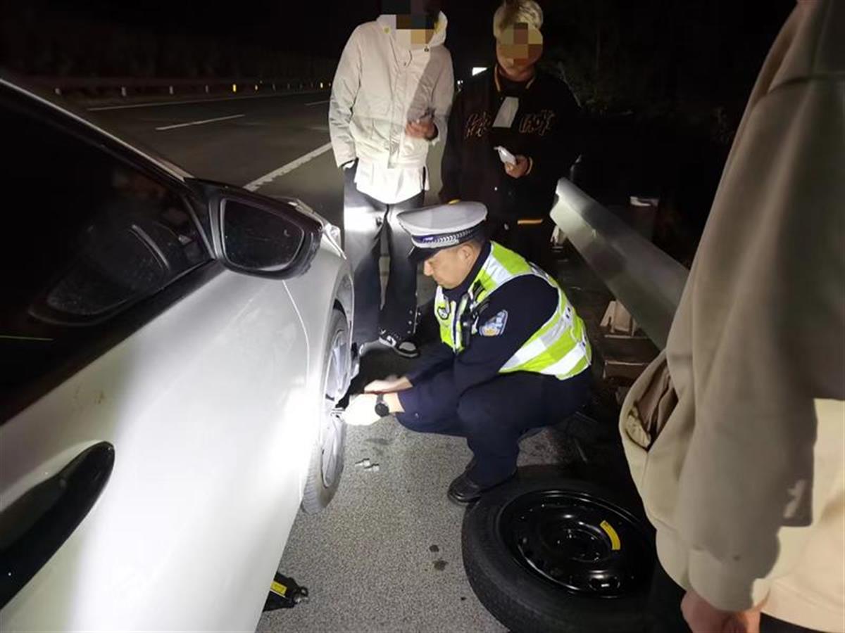 轿车凌晨在高速上爆胎驾乘一筹莫展高速交警：这项技能要学会(图1)