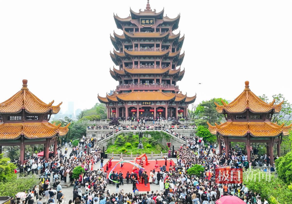 黄鹤楼花朝节：黄鹤楼前双龙飞舞，传统文化魅力感染了游客.jpg