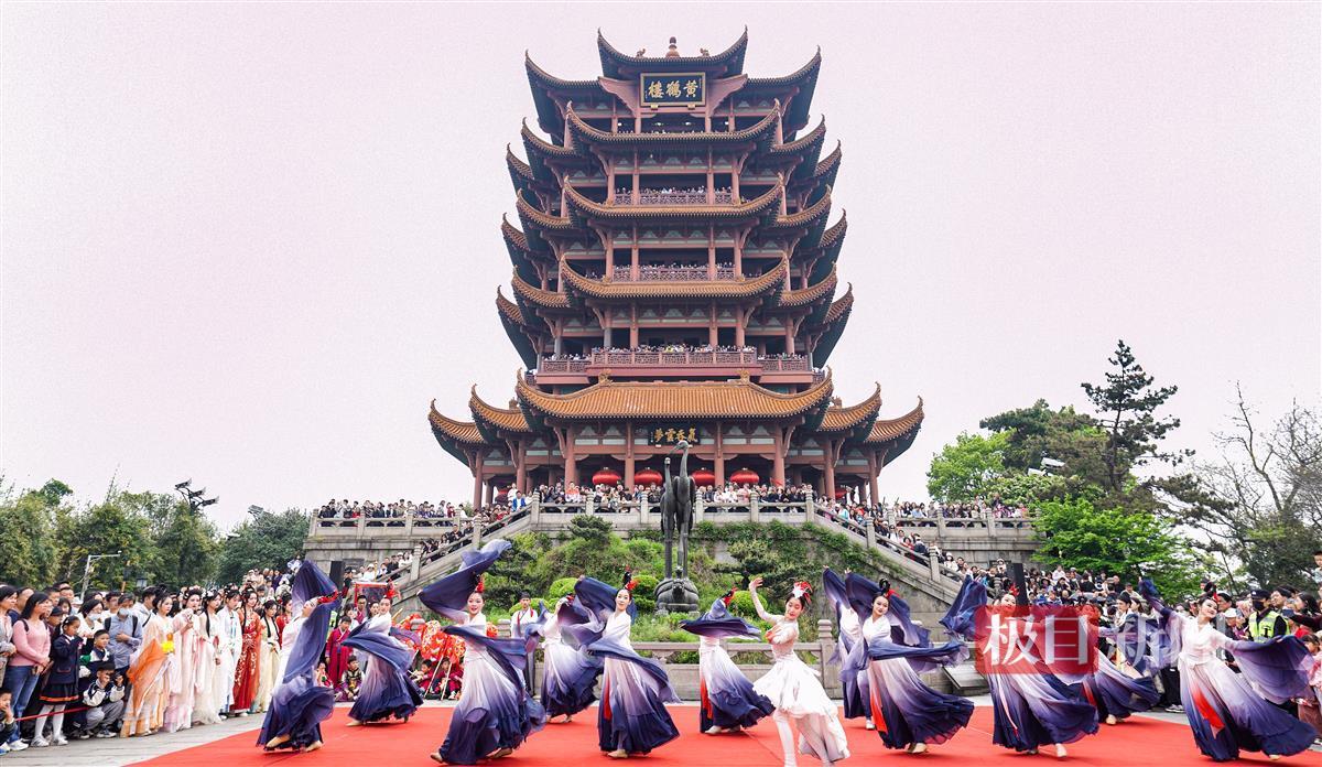 黄鹤楼花朝节：黄鹤楼前美妙的飞鹤舞.jpg