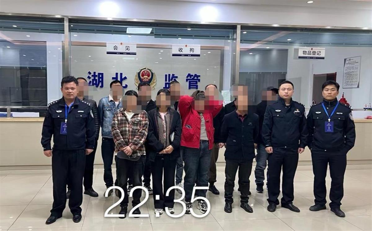民警抓获违法行为人（通讯员供图）.jpg