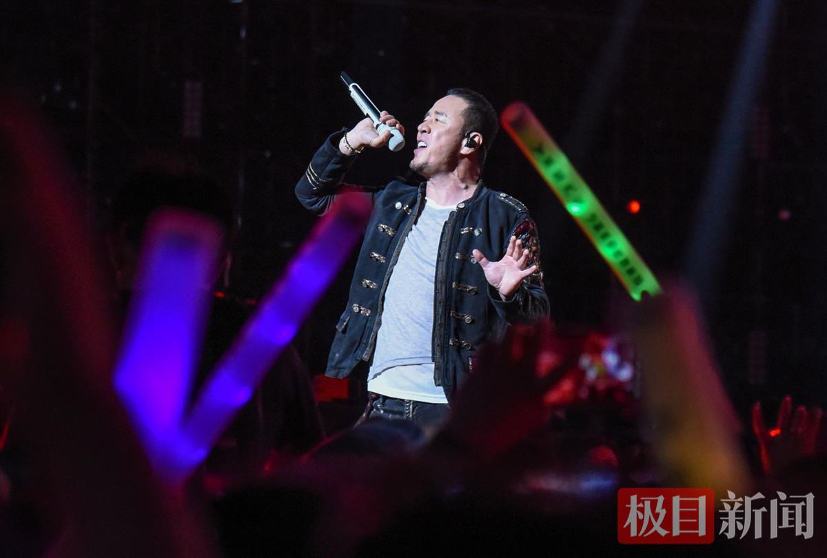 歌手杨坤在演唱（极目新闻记者 黄志刚 摄）.jpg