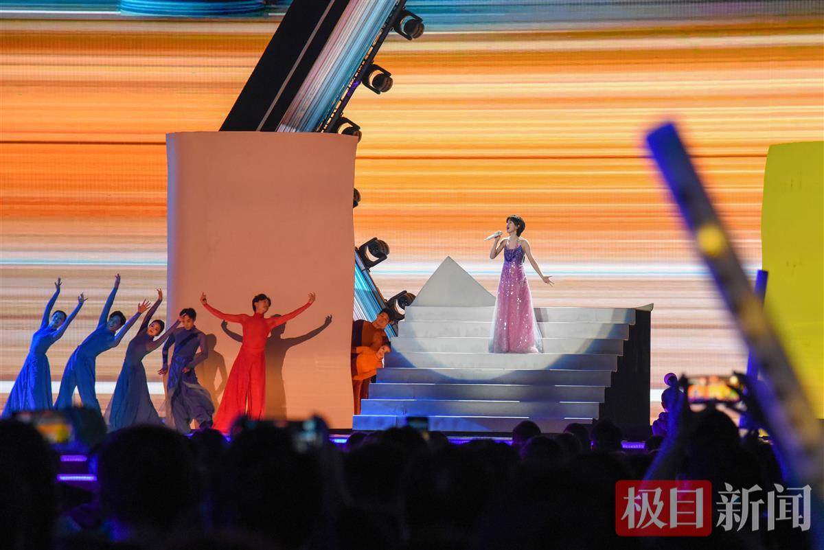 歌手郁可唯在演唱（极目新闻记者 黄志刚 摄）.jpg