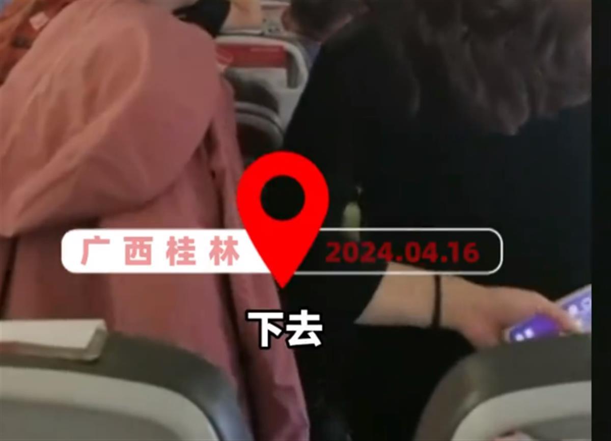 Ａ女子躺在飞机座椅上导致航班延误2小时２.png