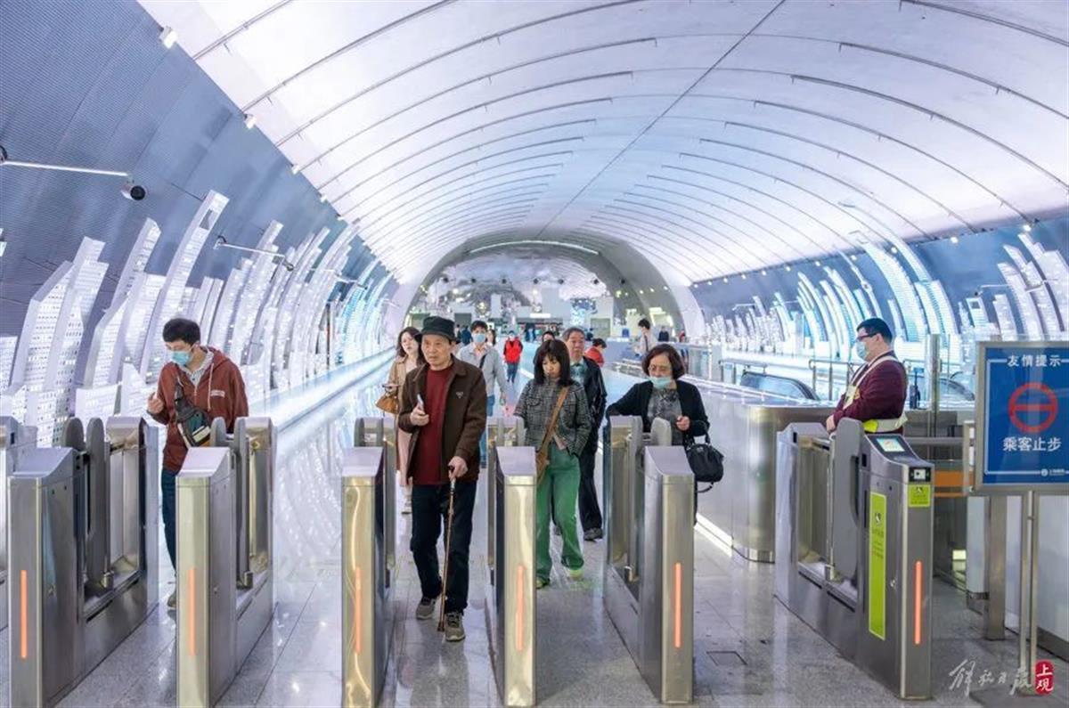 A3座车站首次试点“闸机常开门”模式.jpg