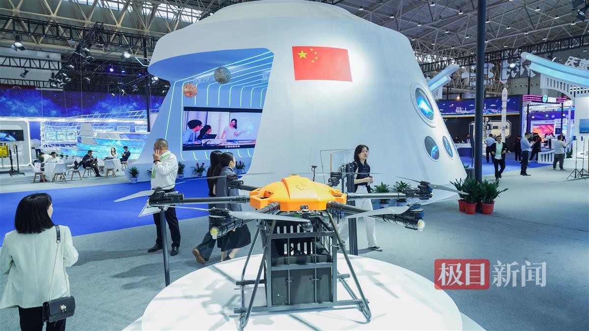 湖北展区展示的航天设备.jpg