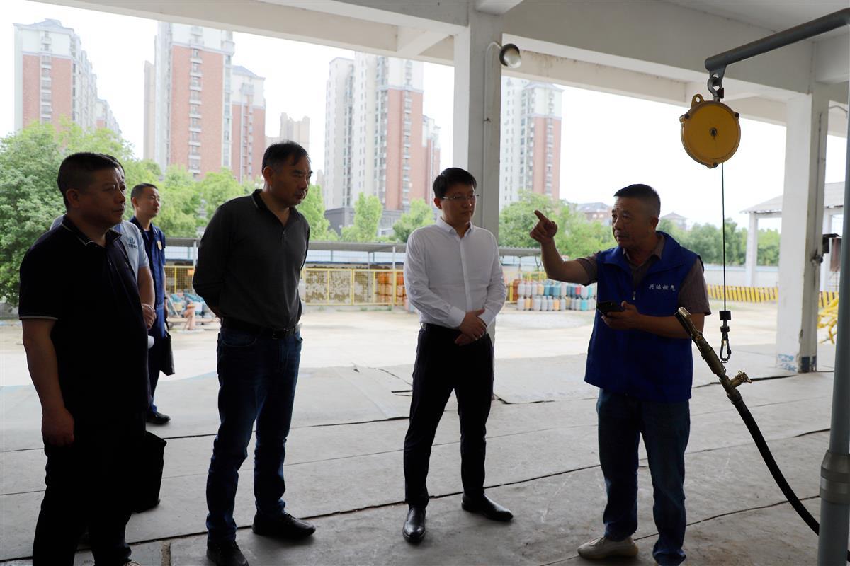 副区长陈曦（右二）带队检查燃气安全.jpg