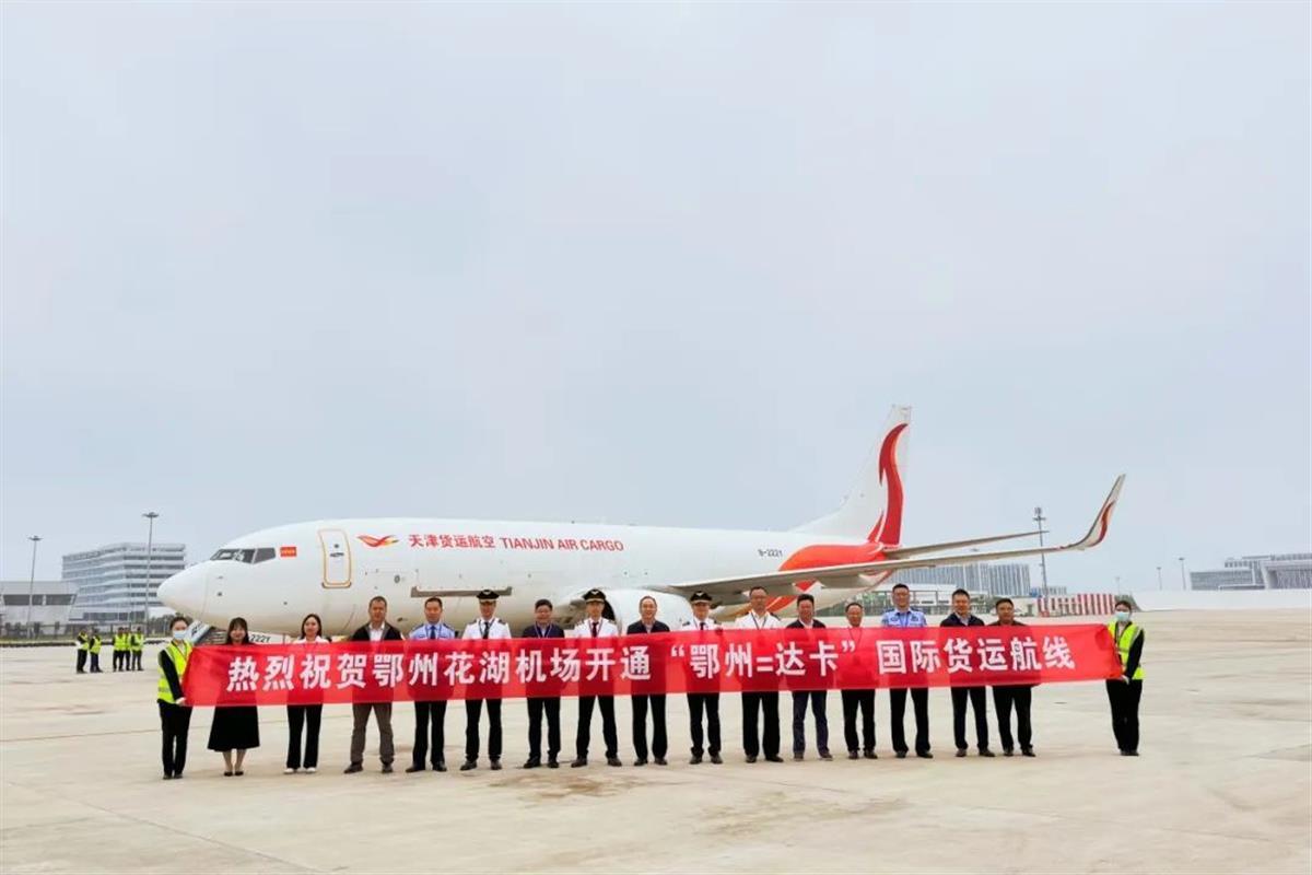 5月1日9时许,一架b737全货机从达卡国际机场,满载着来自南亚的服装