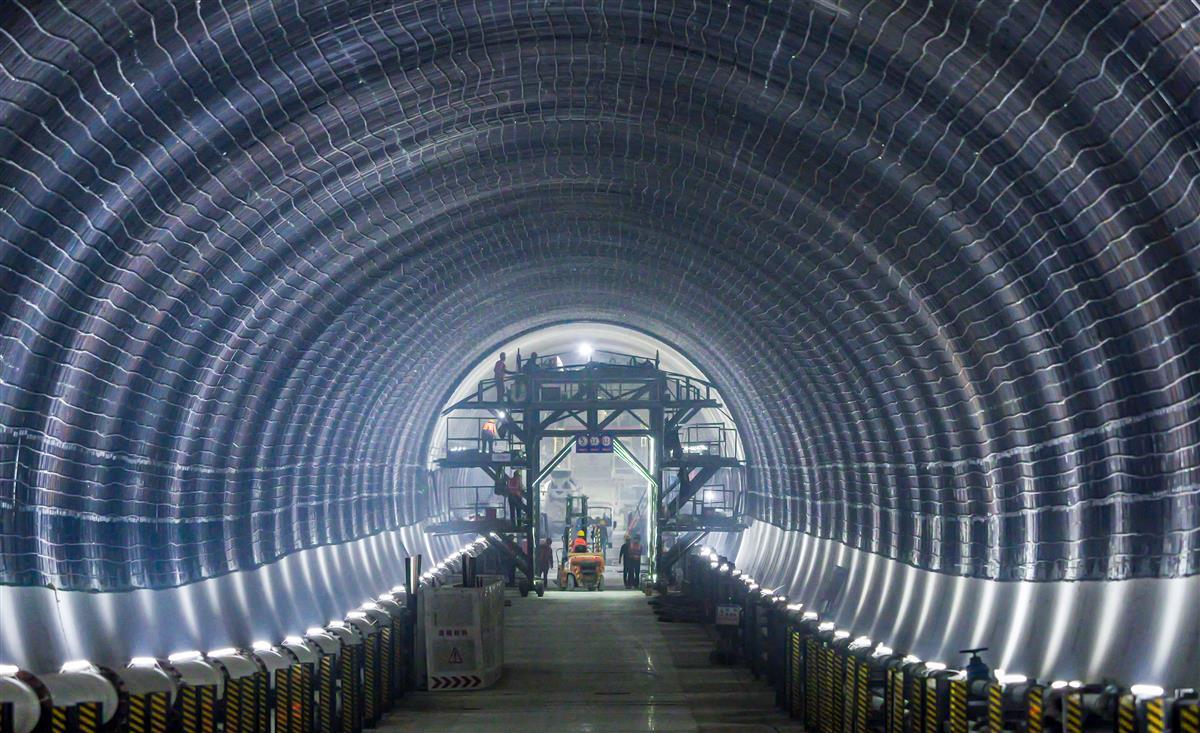地铁12号线丹科区间越江隧道二衬施工。闫锋 摄.jpg