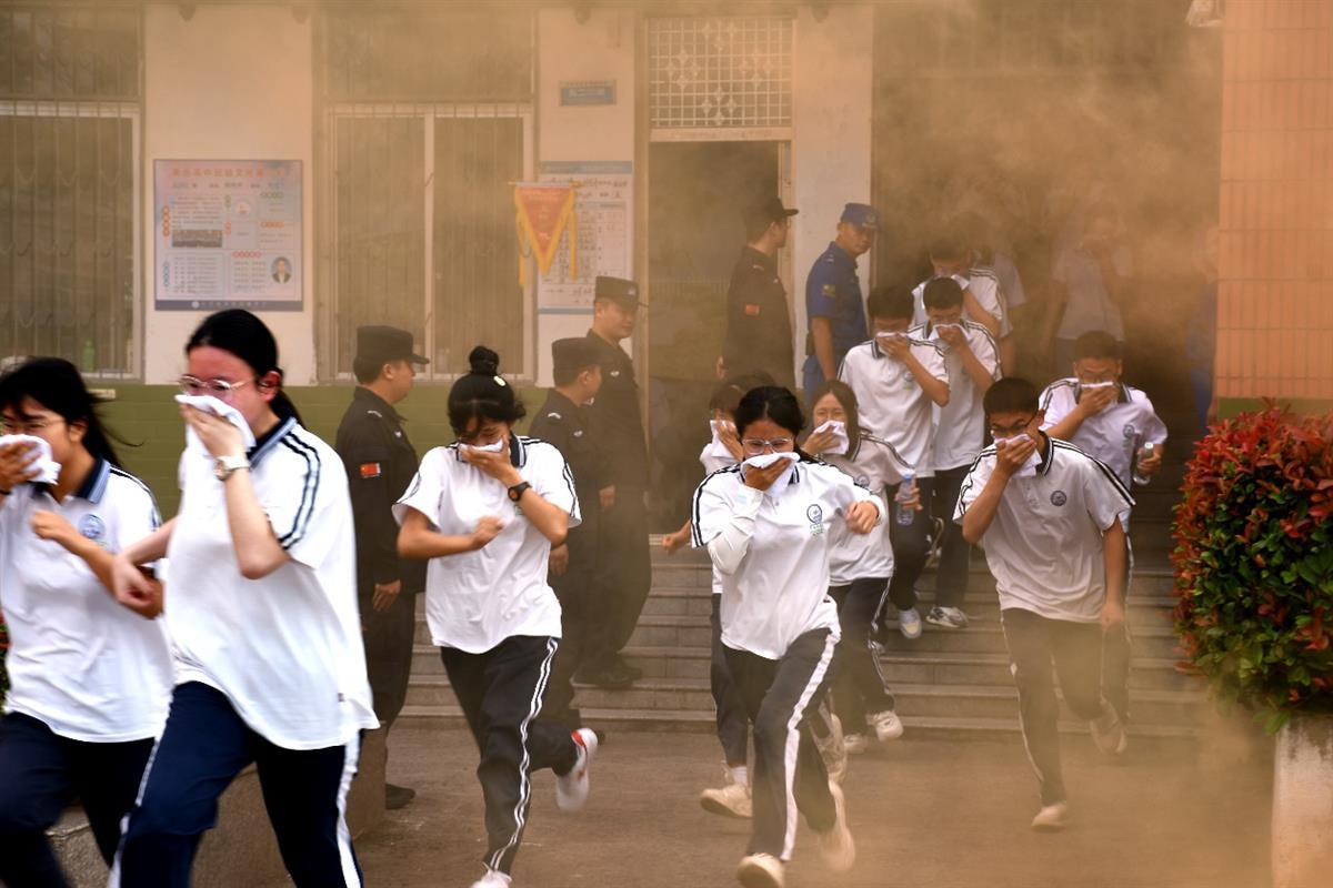 5月10日，荆州市消防救援支队石首大队开展“5·12” 防震减灾应急疏散演练活动（通讯员供图）.jpg