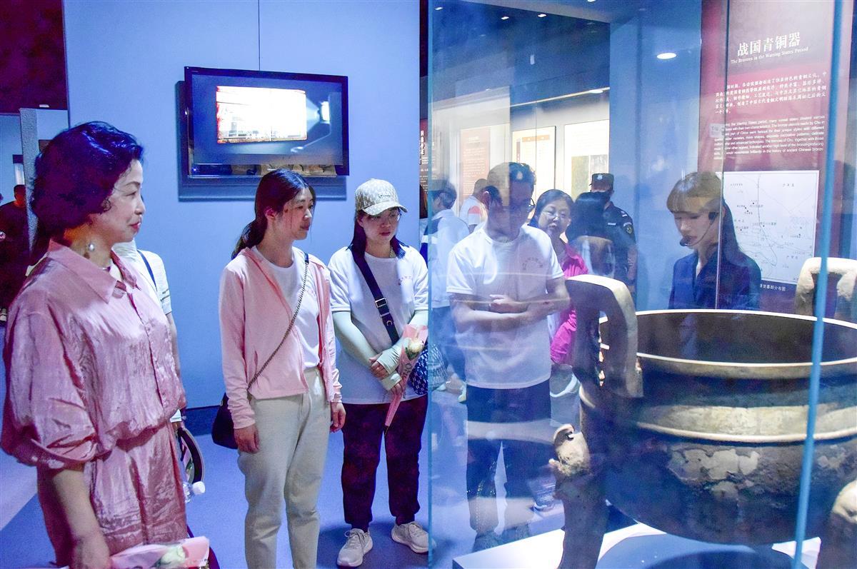 与会人员参观了荆州博物馆和楚王车马阵，沉浸式观赏了楚文化主题馆藏文物（通讯员供图）.jpg