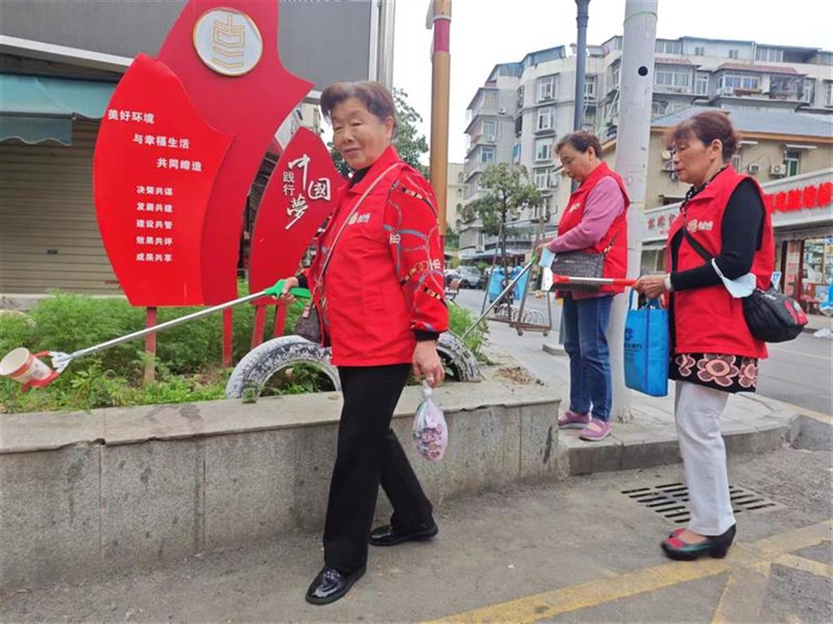 老党员,门栋长组成的社区志愿服务队,便是古二社区的红色巡逻小分队