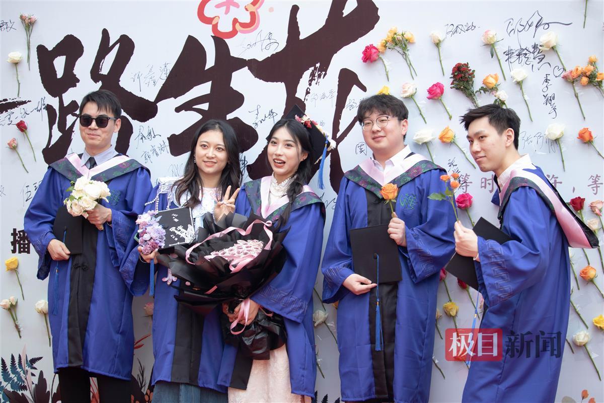 一路生花,湖北大学红毯毕业礼启动!