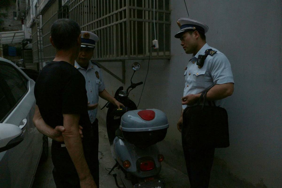 松滋工作专班在松滋市幸福路安置小区整改劝导电动自行车“飞线充电”.jpg