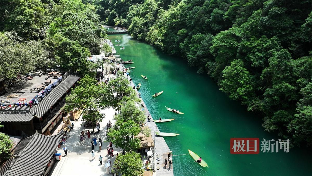 舟行水上如悬浮空中！箬叶船、乌篷船、小木船“相聚”鹤峰，中外游客纷纷打卡 | 极目新闻