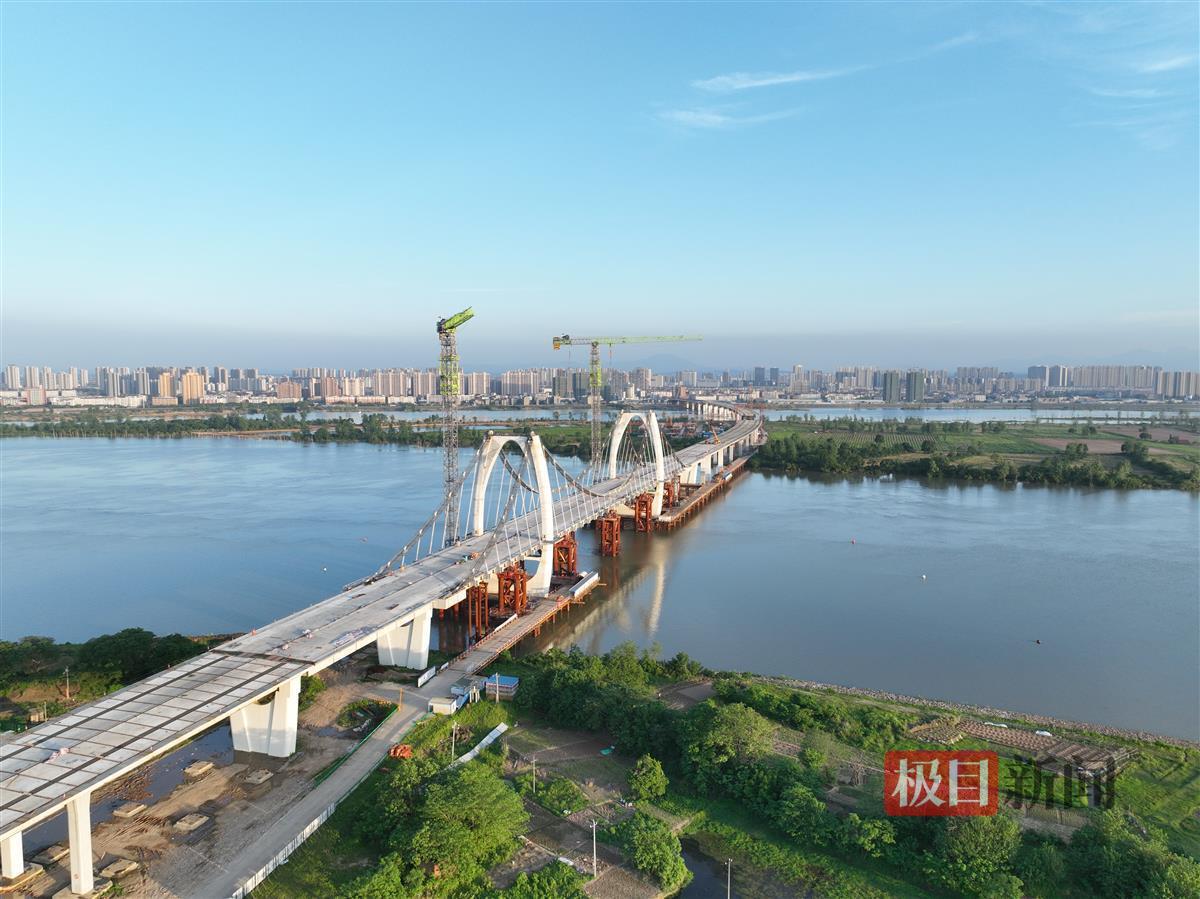 江西丰城市紫云大桥跨辅航道两段钢梁顺利合龙