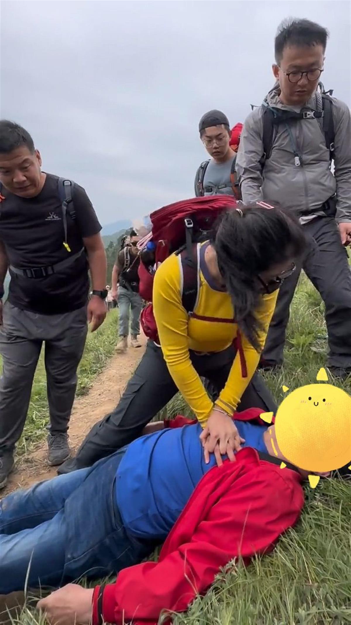 70岁老人攀登秦岭时心脏骤停，女子紧急施救助其恢复意识