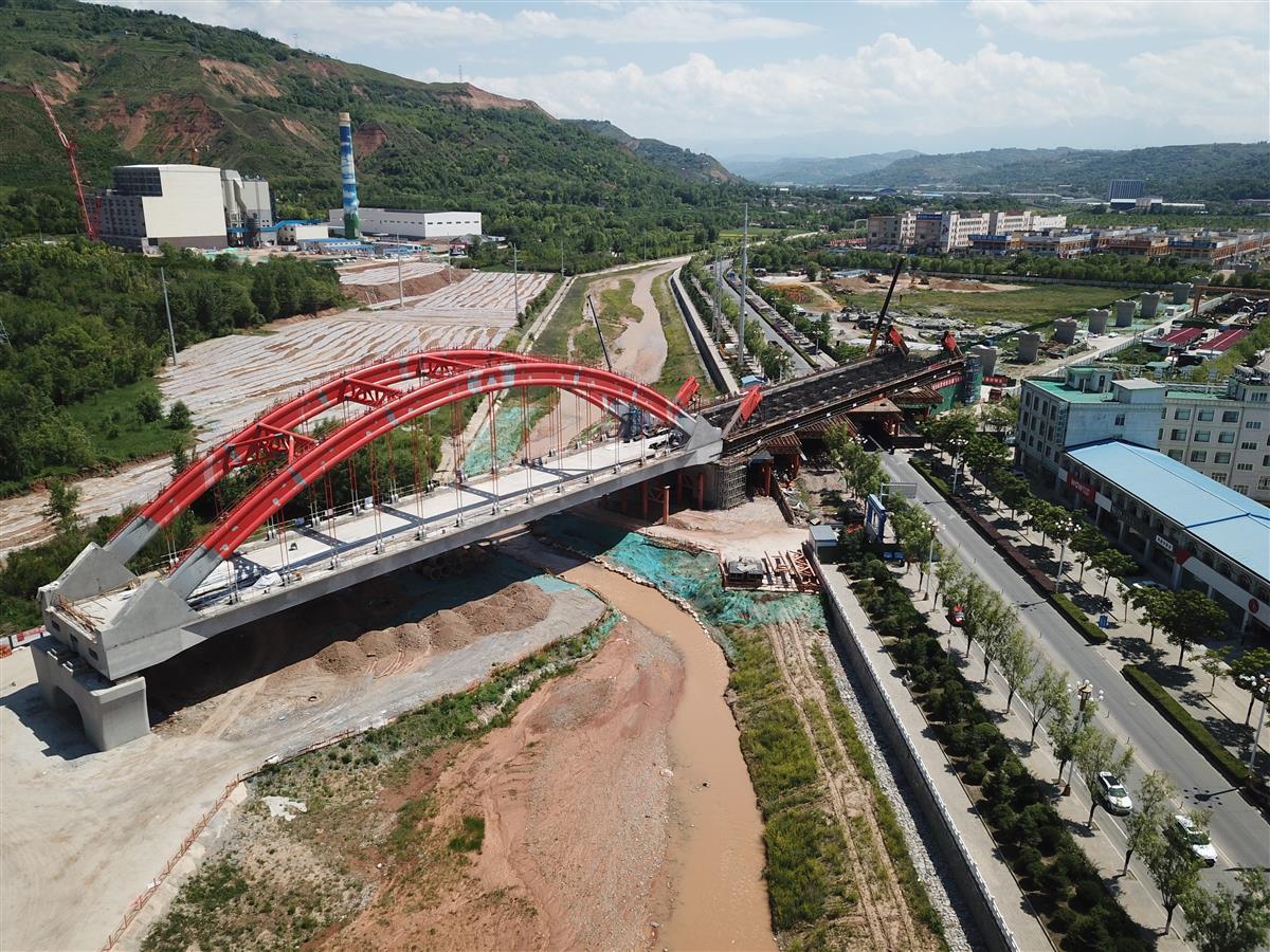甘肃兰合铁路临夏特大桥96米系杆拱拱脚吊装定位完成