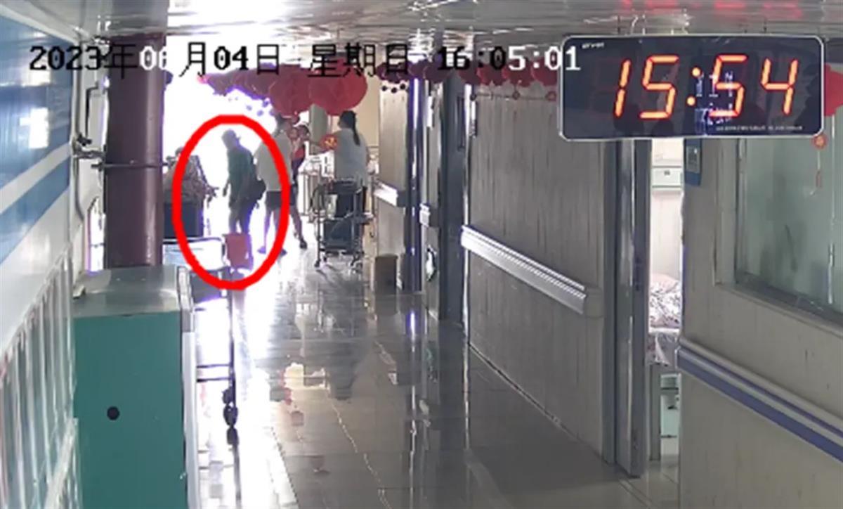 女童掉入醫(yī)院走廊開水桶特重度燙傷，涉事四方均被判擔(dān)責(zé)