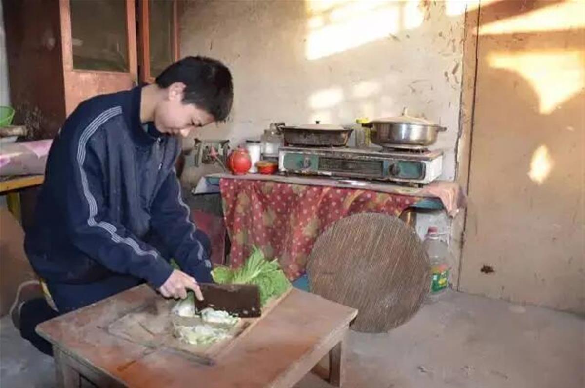 A捡废品考上清华的庞众望念博士3.jpg