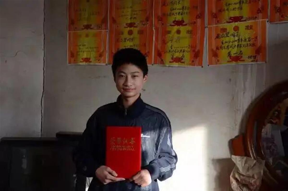 A捡废品考上清华的庞众望念博士2.jpg