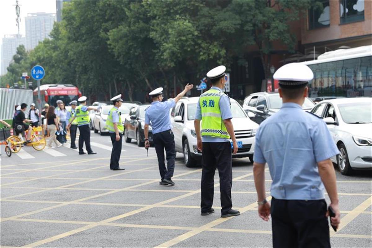武漢交警全力保駕護(hù)航，高考首日交通平安有序