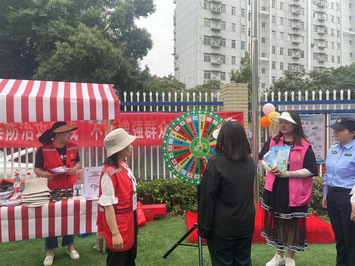社区工作人员和执法路长积极引导居民参与公益基金捐款后，转动大转盘回答问题领取奖品 (2).jpg