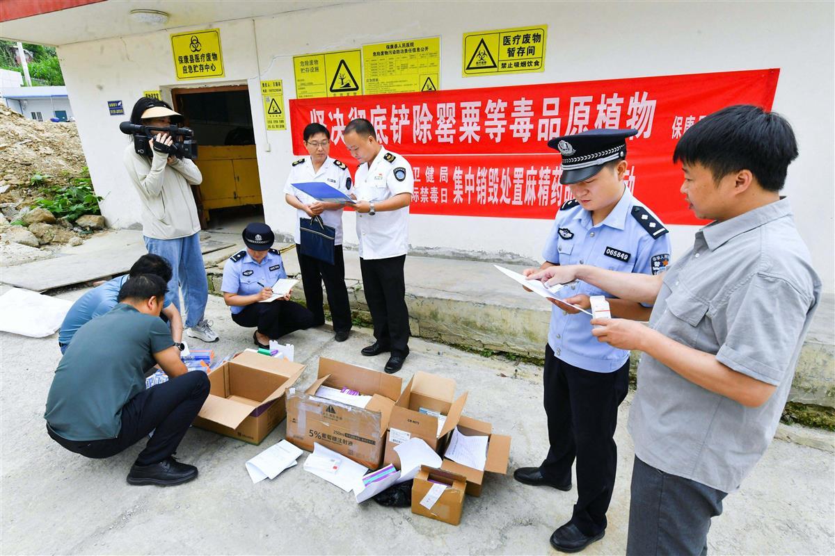 图1:民警和工作人员正在核对过期麻精药品数量。欧阳智慧 摄.jpg 图1:民警和工作人员正在核对过期麻精药品数量。欧阳智慧 摄.jpg