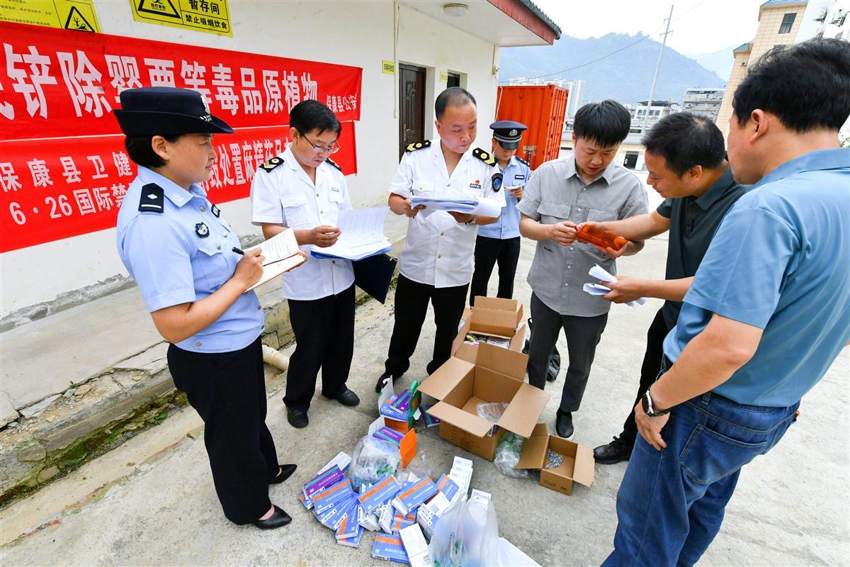 图3:民警和工作人员正在核对过期麻精药品数量。欧阳智慧 摄.jpg 图3:民警和工作人员正在核对过期麻精药品数量。欧阳智慧 摄.jpg