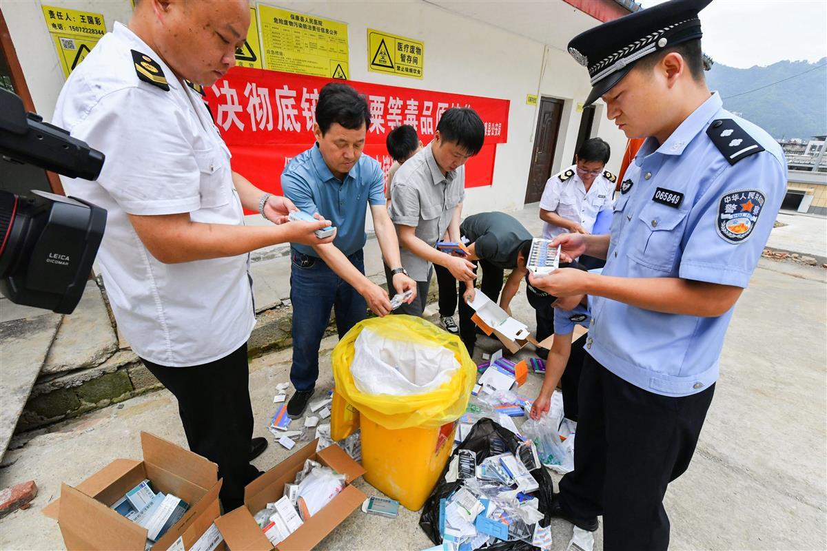 图4:民警和工作人员正在集中拆封过期麻精药品。欧阳智慧 摄.jpg 图4:民警和工作人员正在集中拆封过期麻精药品。欧阳智慧 摄.jpg