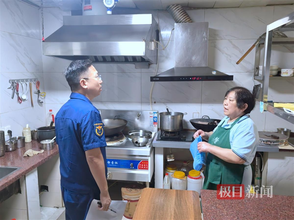消防监督员对厨房动火区域进行检查.jpg