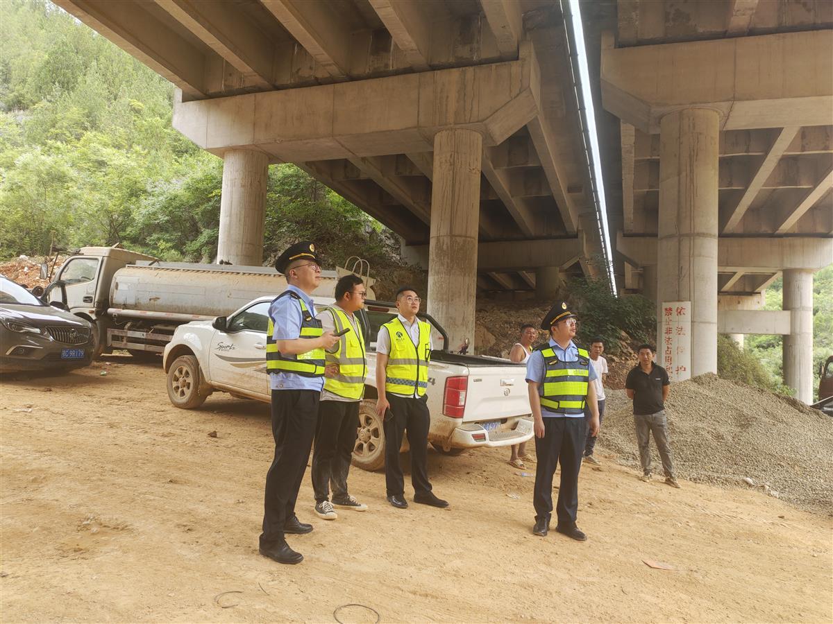 4.开展桥下空间安全排查.jpg