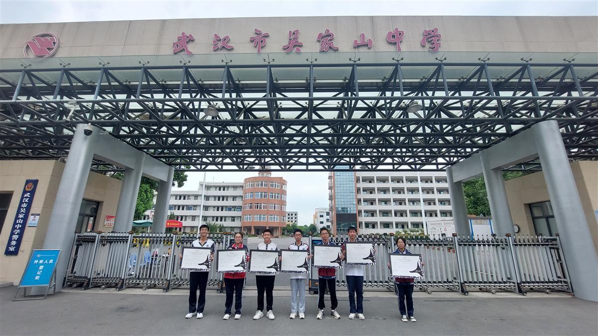 巴黎发明展学生合照.jpg