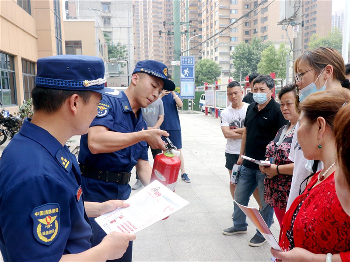 消防宣传人员在考点周边开展宣教活动（通讯员 严磊摄）.jpg