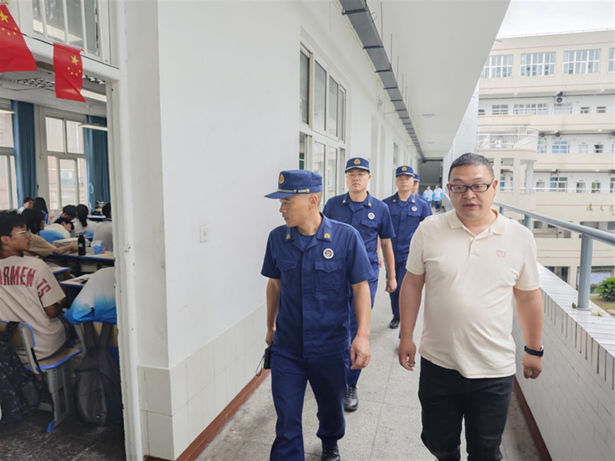 大队业务骨干对考点疏散通道进行熟悉演练（通讯员严磊 摄）.jpg